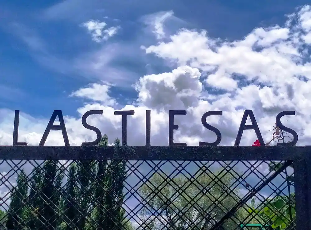 Las Tiesas Casa Cebollero - Letrero Las Tiesas forjado sobre vaya de entrada