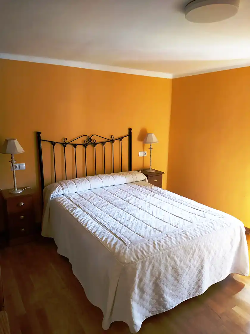 Habitación 6 – Cama de matrimonio Casa Cebollero habitación 6 cama de matrimonio