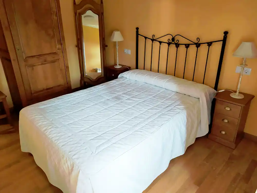 Habitación 6 – cama de matrimonio Casa Cebollero habitación 6 detalle de cama de matrimonio