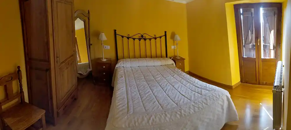 Habitación 6 – Cama de matrimonio Casa Cebollero habitación 6 con cama de matrimonio