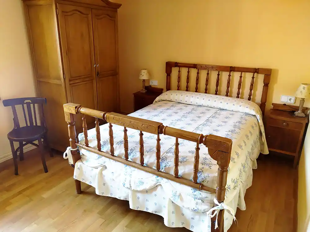 Habitación 5 – Cama de matrimonio Casa Cebollero habitación 5 detalle de cama de matrimonio