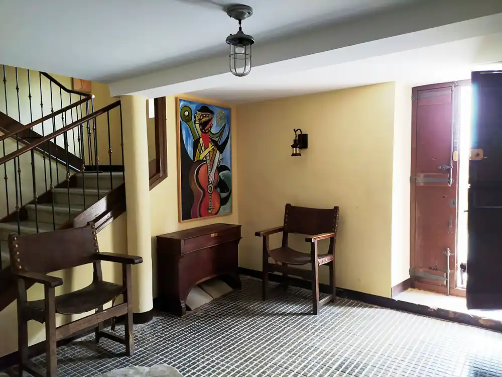 Patio de entrada y escalera Casa Cebollero patio de entrada y escalera